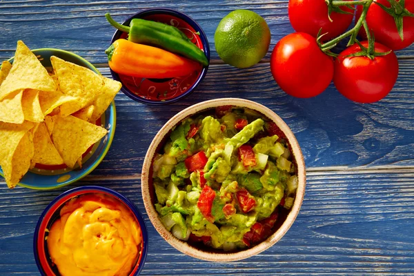 Mexické jídlo nachos guacamole pico de gallo sýr — Stock fotografie