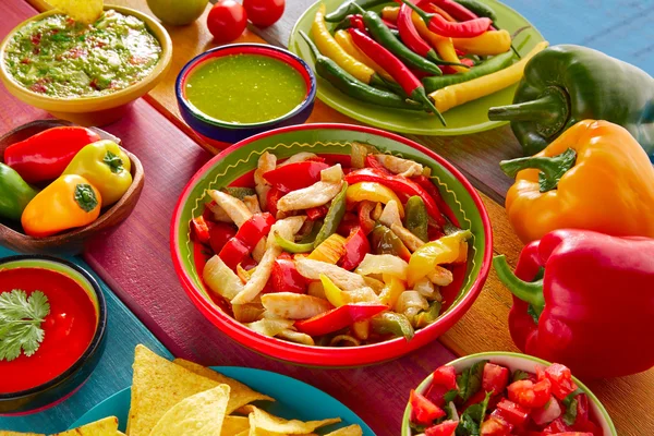 Chicken fajitas mexican guacamole pico gallo chili — Stock Photo, Image