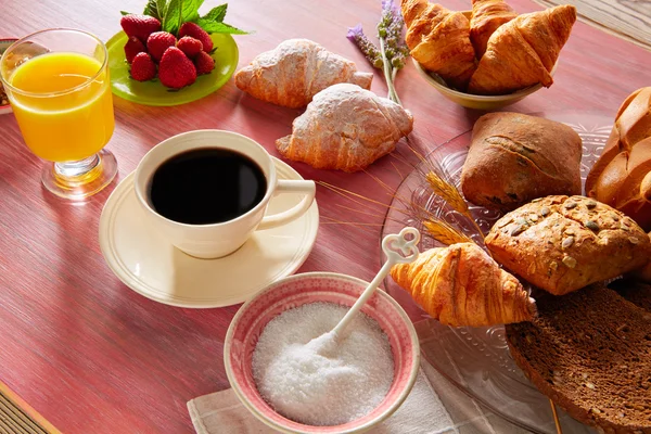 Café petit déjeuner avec jus d'orange croissant pain — Photo