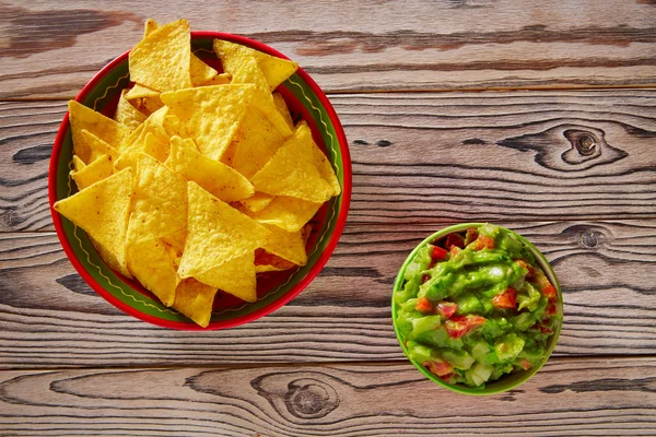 Guacamole com tomate de abacate e nachos — Fotografia de Stock