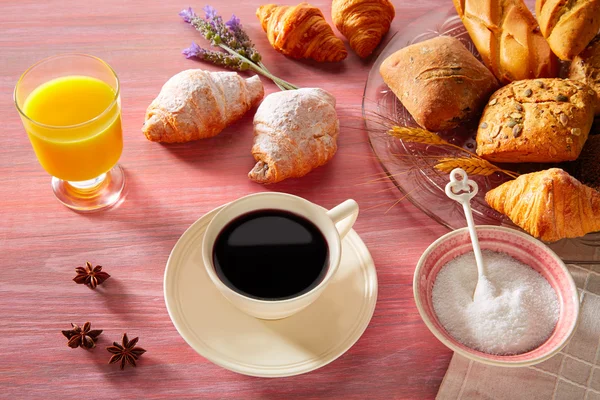 Colazione al caffè con croissant al succo d'arancia — Foto Stock