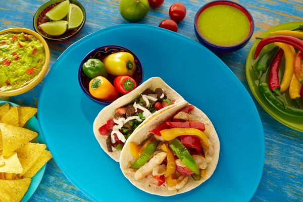 Tacos mexicanos fajita frango e carne res taco — Fotografia de Stock