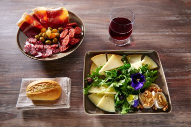İspanya gıda tapas sosis ve peynir salatası jambon