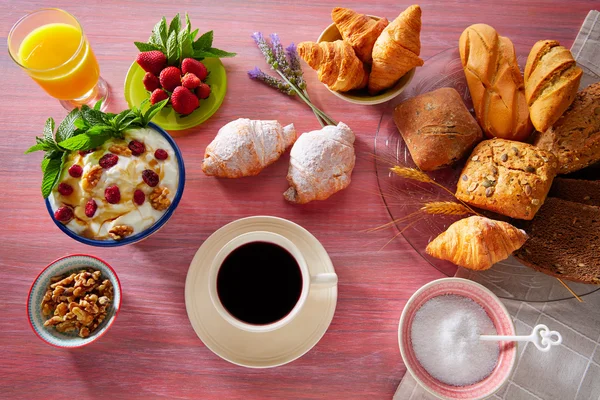 Colazione al caffè con croissant al succo d'arancia — Foto Stock