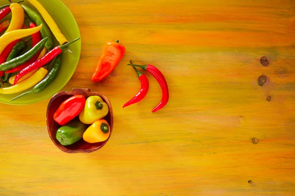 Barevné mexické chilli papričky, žlutá — Stock fotografie