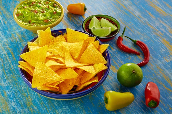 Mexicaans eten nachos met guacamole chilipepertjes — Stockfoto