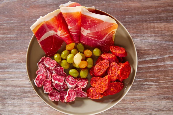 Tapas aus Spanien mit Schinken Oliven Wurst Chorizo — Stockfoto