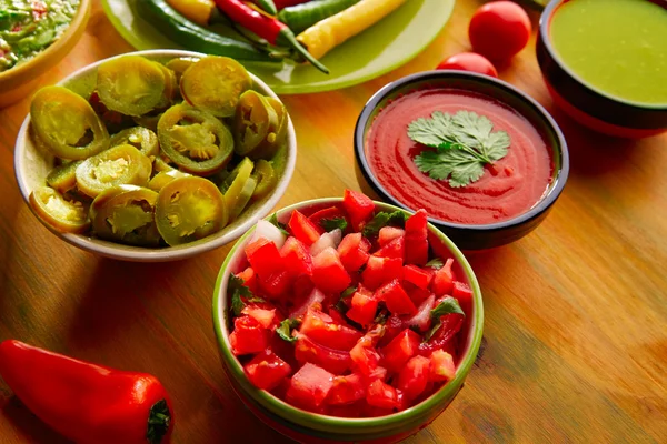 Mexické jídlo smíšené guacamole nachos chilli omáčka — Stock fotografie