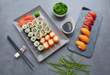 Suşi Maki ve Niguiri soya sosu ve wasabi