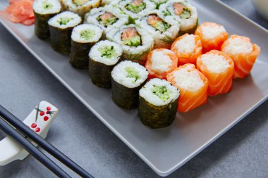 Suşi Maki ve California roll ile Niguiri