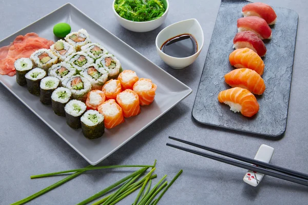 Sushi-Maki és Niguiri szójaszósszal és wasabival — Stock Fotó