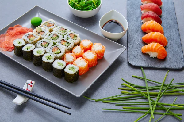 Sushi-Maki és Niguiri szójaszósszal és wasabival — Stock Fotó