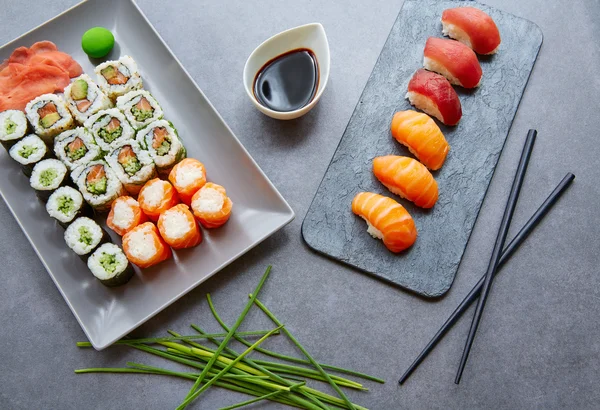 Sushi Maki ja Niguiri soijakastike ja wasabi — kuvapankkivalokuva