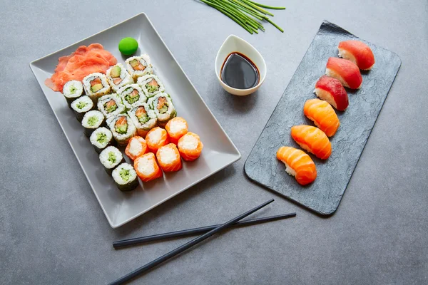 Sushi-Maki és Niguiri szójaszósszal és wasabival — Stock Fotó