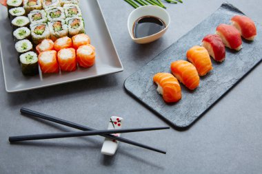 Suşi Maki ve Niguiri soya sosu ve wasabi