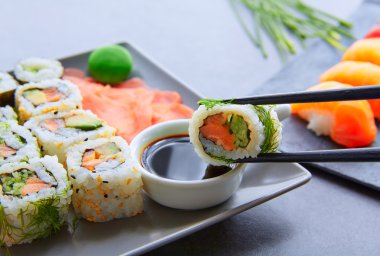 Suşi Maki ve Niguiri soya sosu ve wasabi