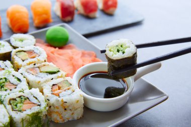 Suşi Maki ve Niguiri soya sosu ve wasabi