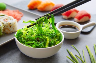 Suşi Maki ve Niguiri soya sosu ve wasabi