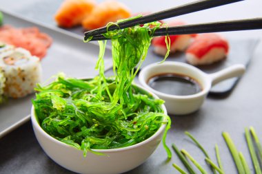 Suşi Maki ve Niguiri soya sosu California roll