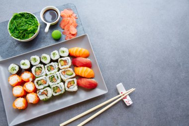 Suşi Maki ve Niguiri soya sosu ve wasabi