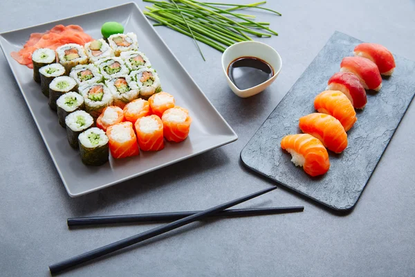 Sushi-Maki és Niguiri szójaszósszal és wasabival — Stock Fotó