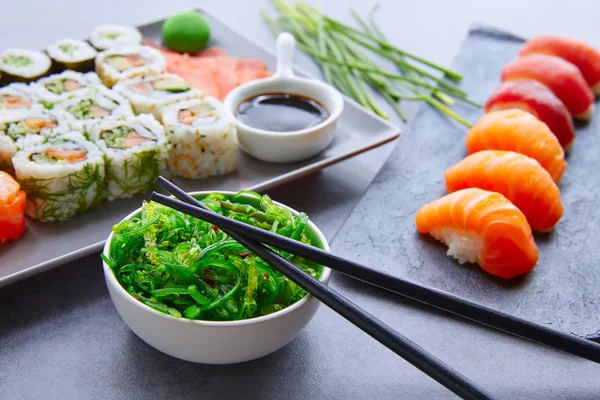 Sushi Maki och Niguiri soja och wasabi — Stockfoto