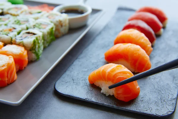 Sushi Maki ja Niguiri soijakastike ja wasabi — kuvapankkivalokuva