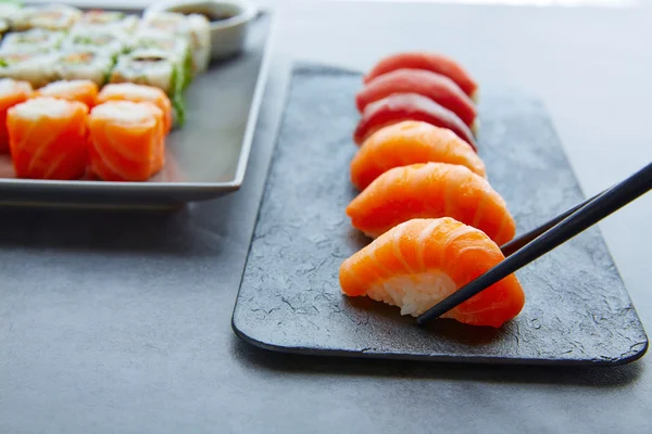 Sushi Maki y salsa de soja Niguiri y wasabi — Foto de Stock