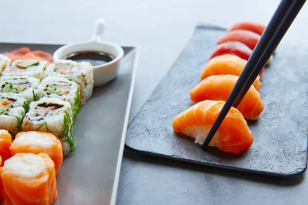 Suşi Maki ve Niguiri soya sosu ve wasabi