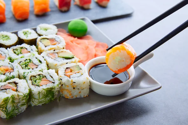 Suşi Maki ve Niguiri soya sosu ve wasabi