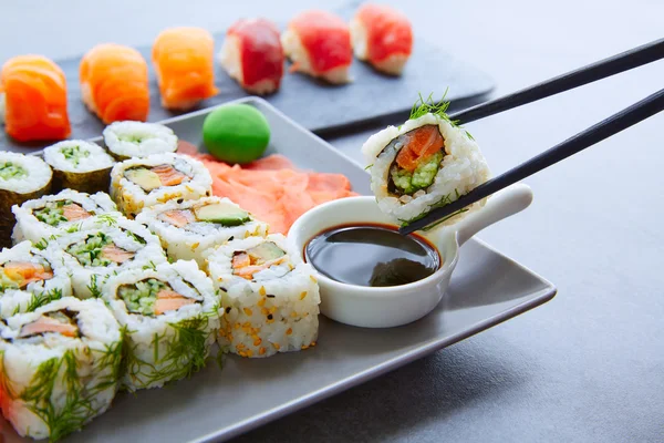 Sushi-Maki és Niguiri szójaszósszal és wasabival — Stock Fotó