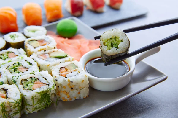 寿司寿司和 Niguiri 酱油和芥末 — 图库照片