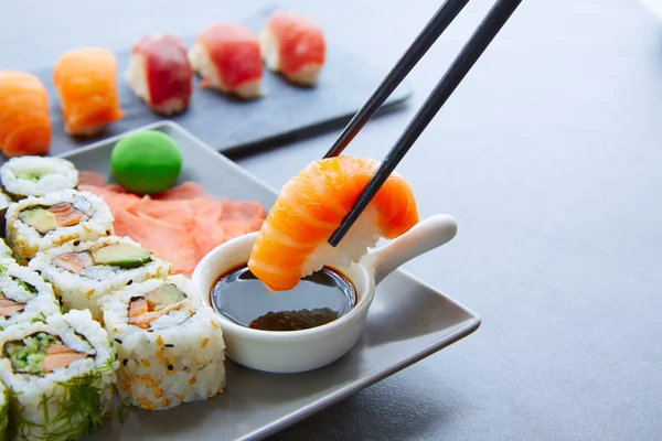 Sushi Maki i Niguiri sos sojowy i wasabi — Zdjęcie stockowe