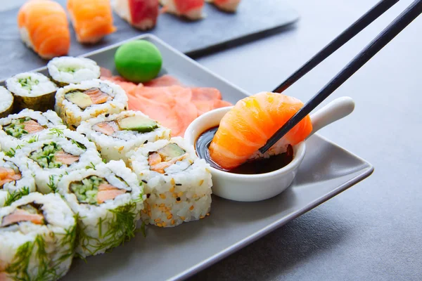Sushi Maki and Niguiri soy sauce and wasabi — Stock Photo, Image
