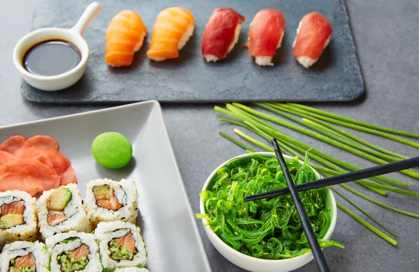 Suşi Maki ve Niguiri soya sosu ve wasabi