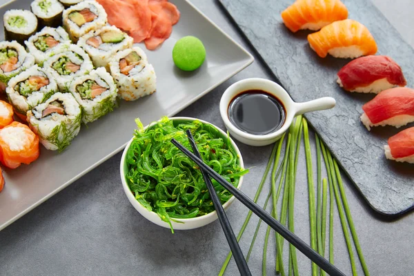 Sushi Maki ja Niguiri soijakastike ja wasabi — kuvapankkivalokuva