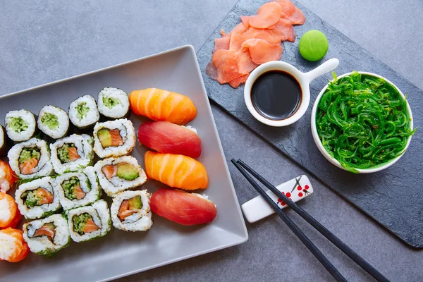 Sushi Maki ja Niguiri soijakastike ja wasabi — kuvapankkivalokuva