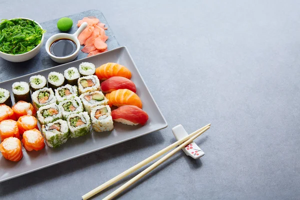 Sushi Maki and Niguiri soy sauce and wasabi — Stock Photo, Image