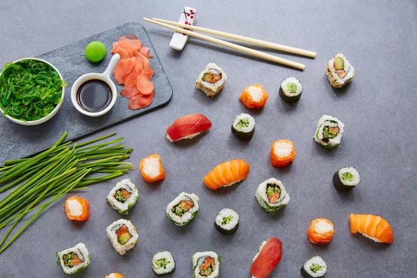 Sushi Maki and Niguiri soy sauce and wasabi — Stock Photo, Image