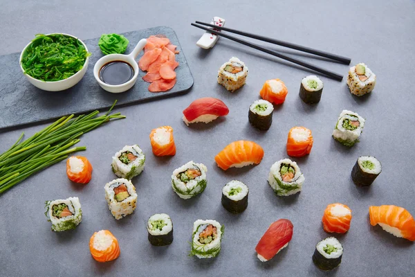 Sushi Maki ja Niguiri soijakastike ja wasabi — kuvapankkivalokuva