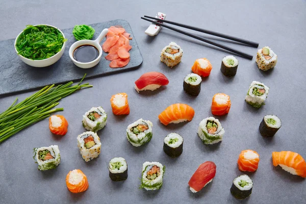 Sushi Maki e salsa di soia Niguiri e wasabi — Foto Stock