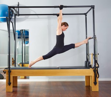 Cadillac bacak kadında Pilates reformer bölme