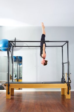Cadillac aşağı ters akrobatik kadında Pilates