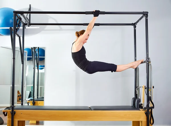 Pilates mulher em cadillac acrobático reformador — Fotografia de Stock