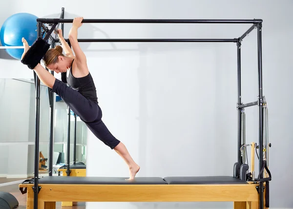Mujer Pilates en cadillac piernas abiertas ejercicio elástico — Foto de Stock