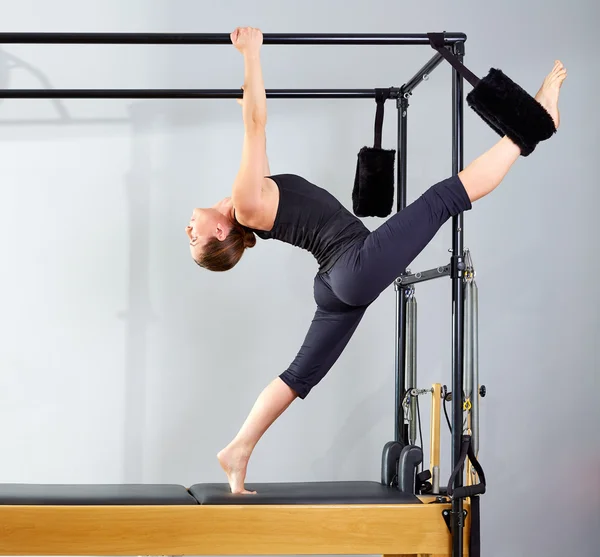 Pilates žena v Cadillacu rozdělit cvičení roztáhnout nohy — Stock fotografie