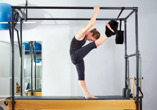 Pilates žena v Cadillacu rozdělit cvičení roztáhnout nohy — Stock fotografie