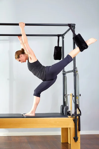 Mujer Pilates en cadillac piernas abiertas ejercicio elástico —  Fotos de Stock