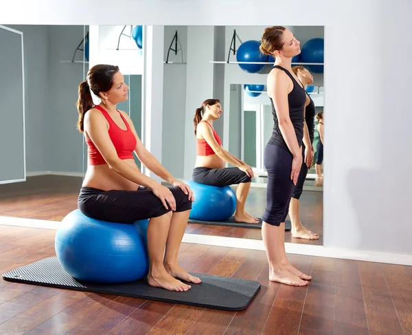Schwangere pilates exercise fitball — Stockfoto