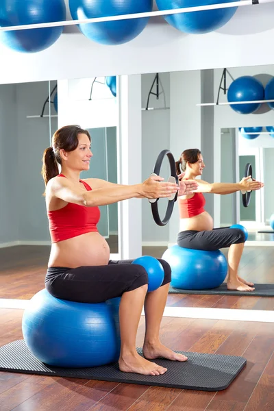 Gravid kvinna pilates utöva magiska ringen — Stockfoto